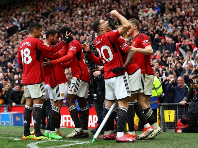 Kobbie Mainoo del Manchester United celebra el seu segon gol amb els seus companys el 7 d'abril de 2024
