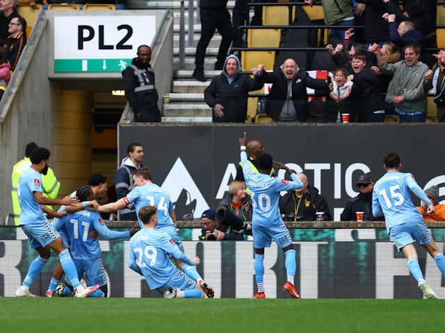 Coventry City celebra un guanyador de l'últim cop contra Wolverhampton Wanderers el 16 de març de 2024.