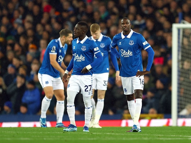 Idrissa Gueye i Abdoulaye Doucoure de l'Everton es veuen abatuts després d'encaixar el primer gol el 26 de novembre de 2023