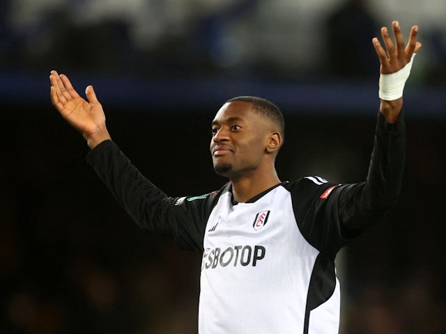 Tosin Adarabioyo del Fulham celebra després del partit del 19 de desembre de 2023