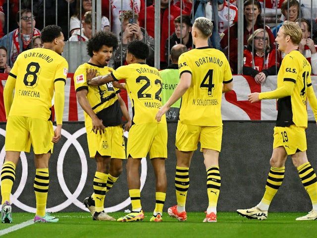 Karim Adeyemi del Borussia Dortmund celebra el seu primer gol amb els seus companys el 30 de març de 2024