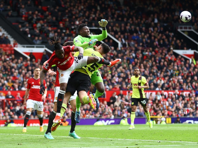 Andre Onana del Manchester United comesa una falta contra Zeki Amdouni de Burnley per concedir un penal el 27 d'abril de 2024