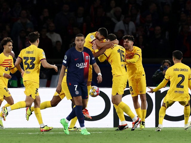 El barceloní Andreas Christensen celebra el seu tercer gol amb els seus companys mentre Kylian Mbappe del Paris Saint-Germain sembla abatut el 10 d'abril de 2024