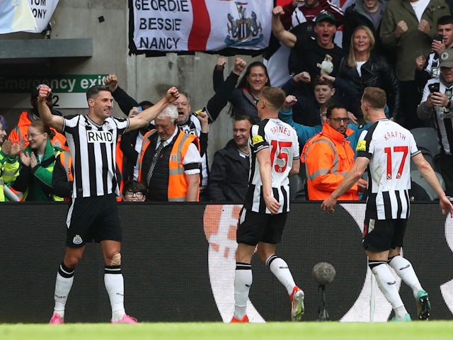 Fabian Schar del Newcastle United celebra el seu quart gol l'11 d'abril de 2024