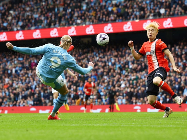 Erling Haaland del Manchester City en acció mentre Daiki Hashioka del Luton Town marca un autogol el 13 d'abril de 2024
