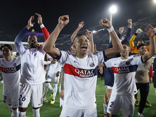 Kylian Mbappe del Paris Saint-Germain (PSG) amb els seus companys celebra després del partit del 16 d'abril de 2024