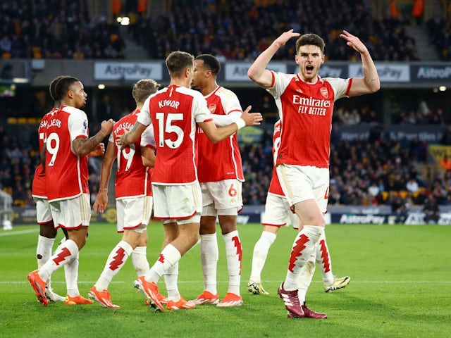 Declan Rice de l'Arsenal celebra el seu primer gol marcat per Leandro Trossard el 20 d'abril de 2024