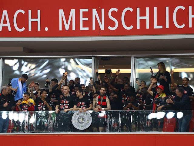 Els jugadors del Bayer Leverkusen celebren la victòria de la Bundesliga amb el trofeu el 14 d'abril de 2024