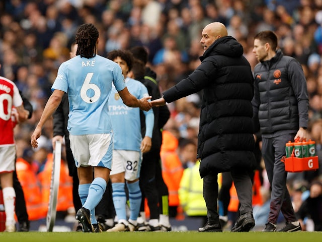 El 31 de març de 2024, el jugador del Manchester City, Nathan Ake, dóna la mà al tècnic Pep Guardiola quan surt del terreny de joc després de patir una lesió.