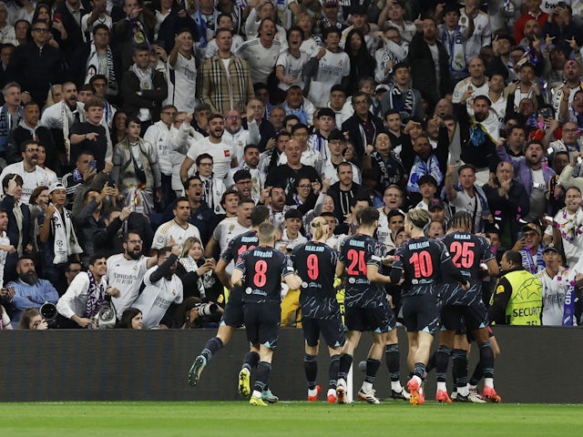 Els jugadors del Manchester City celebren després que Bernardo Silva marqués el seu primer gol el 9 d'abril de 2024