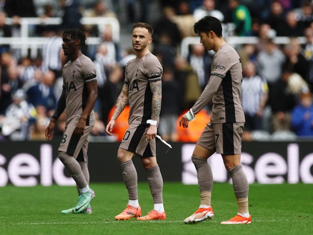 Yves Bissouma, James Maddison i Son Heung-min del Tottenham Hotspur es veuen abatuts a la mitja part el 13 d'abril de 2024