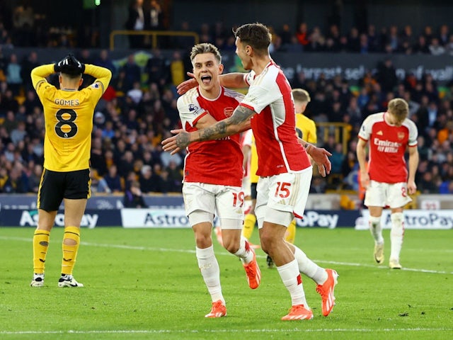 Leandro Trossard de l'Arsenal celebra el seu primer gol amb Jakub Kiwior el 20 d'abril de 2024