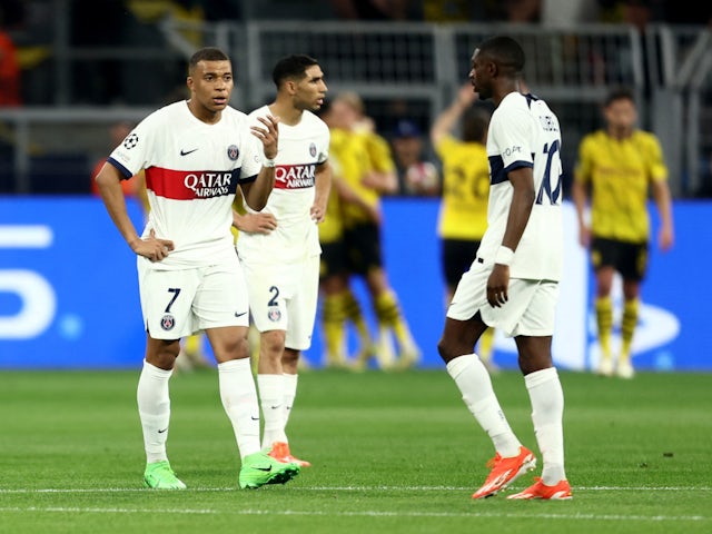 Kylian Mbappe del Paris Saint-Germain sembla desanimat després que Niclas Fullkrug del Borussia Dortmund marqués el seu primer gol l'1 de maig de 2024.