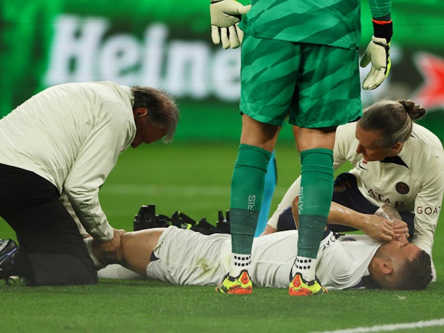 Lucas Hernandez del Paris Saint-Germain rep atenció mèdica després de patir una lesió l'1 de maig de 2024