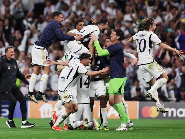 Joselu del Reial Madrid celebra el seu segon gol amb els seus companys el 8 de maig de 2024