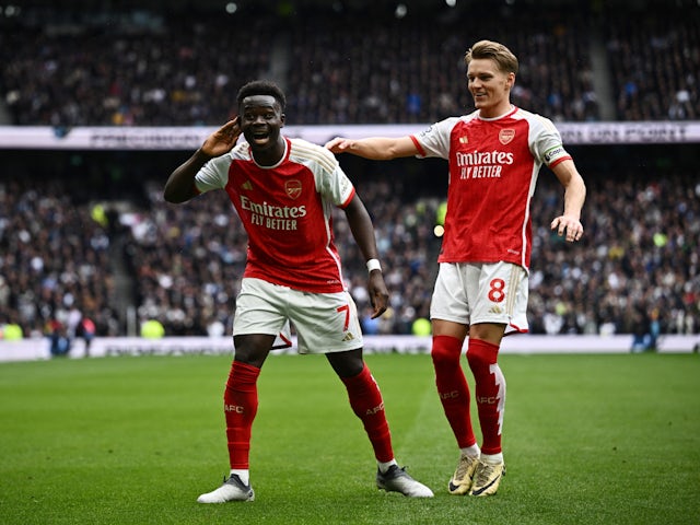 El Bukayo Saka de l'Arsenal celebra el seu segon gol el 28 d'abril de 2024