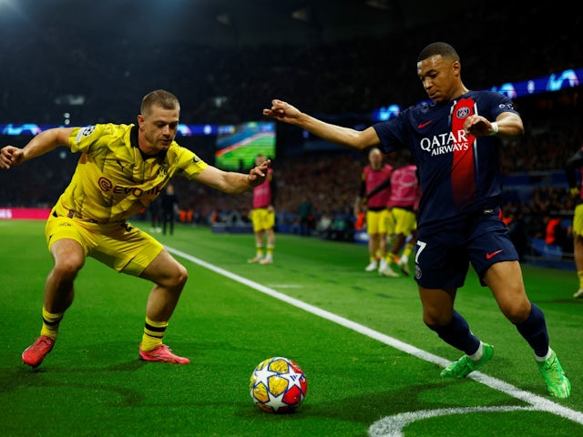 Julian Ryerson del Borussia Dortmund en acció amb Kylian Mbappe del Paris Saint-Germain el 7 de maig de 2024