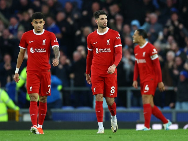 Luis Diaz i Dominik Szoboszlai del Liverpool semblen abatuts després que Jarrad Branthwaite de l'Everton marqués el seu primer gol el 24 d'abril de 2024.