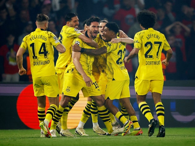 Mats Hummels del Borussia Dortmund celebra el seu primer gol amb els seus companys el 7 de maig de 2024