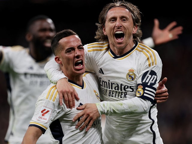 Luka Modric del Reial Madrid celebra el seu primer gol amb Lucas Vázquez el 25 de febrer de 2024