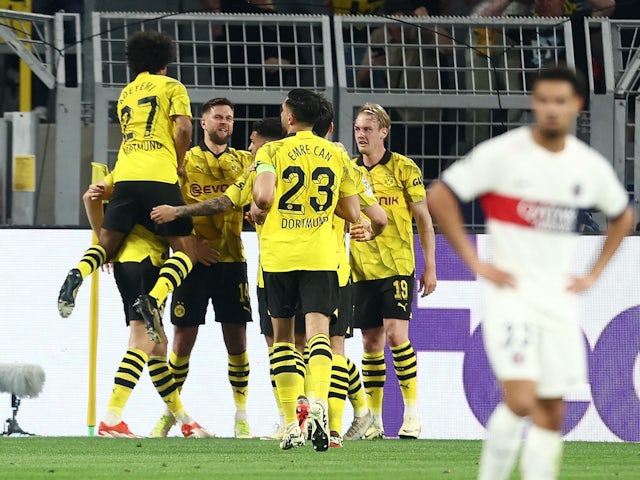 Niclas Fullkrug del Borussia Dortmund celebra el seu primer gol amb els seus companys l'1 de maig de 2024