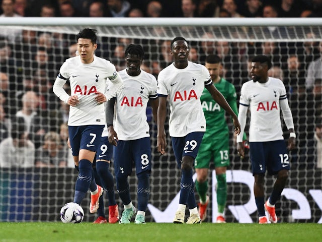 Son Heung-min, Yves Bissouma i Pape Matar Sarr del Tottenham Hotspur es veuen abatuts després que Trevoh Chalobah del Chelsea marqués el seu primer gol el 2 de maig de 2024.
