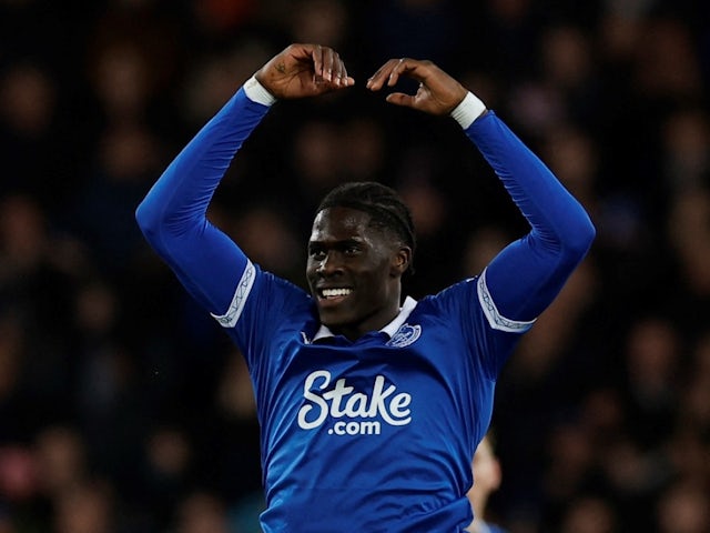 Amadou Onana de l'Everton celebra després del partit del 19 de febrer de 2024